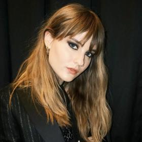 Půvabná Victoria De Angelis si se svou kapelou podmanila Eurovizi.