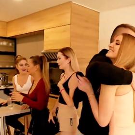 Zprvu dojde na rozpačité objetí.