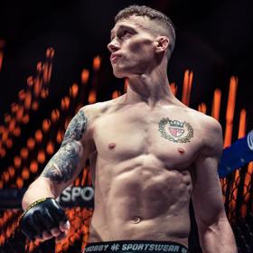 Přes kickbox a box se dostal až k MMA.