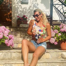 Luxus, bohyně, vzkazují jí lidé.