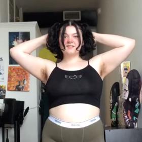 Podpaží nebinární dívky nevidělo žiletku už skoro 2 roky.