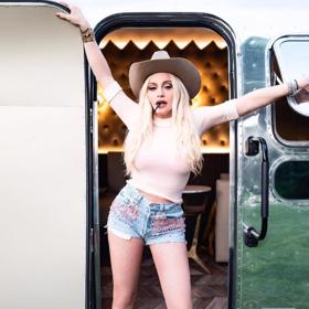 Je tohle vůbec možné? Madonna vypadá k nakousnutí.