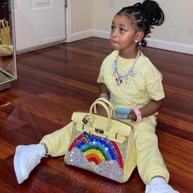 Cardi B je maminkou. 