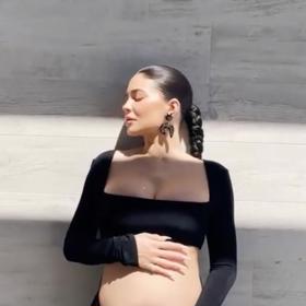 Teď odhalila těhotenský pupík.