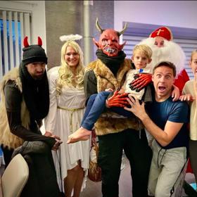 Čerti si přišli i pro syna Romana Vojtka Benedikta. Ten ale na rozdíl od své macešky Petry vypadá, že to má celkem na háku.