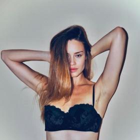 Zuzana se nestydí sdílet se světem fotky v podprsence.