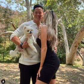 Courtney se svým snoubencem.