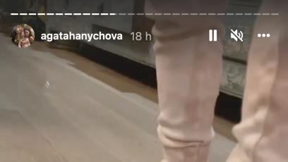 FOTO: Mia měla na nohou podpatky.