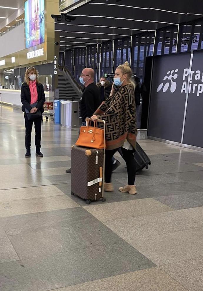 FOTO: Dominika Myslivcová na letišti s neznámým mužem. – stránka 525