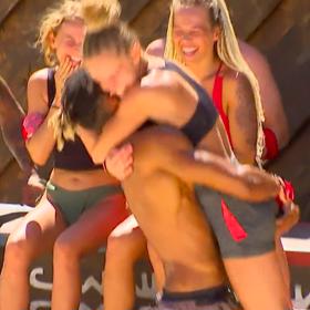 Xenii ale při radostné objímačce chytil pořádně za zadek!