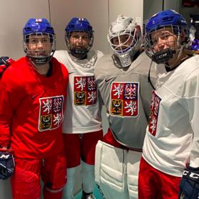 Holky už se připravují na svůj první zápas.