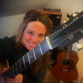 Naposledy zpívala na politické akci, když jí bylo 24 let. 