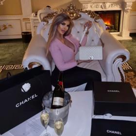 Lela se pochlubila novou značkovou kabelkou.