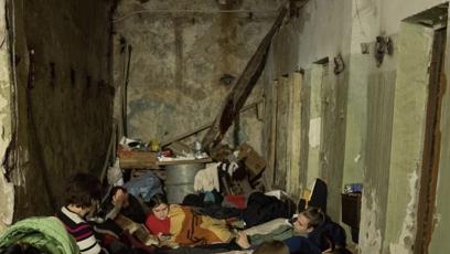 FOTO: Děti spí ve sklepech a krytech.
