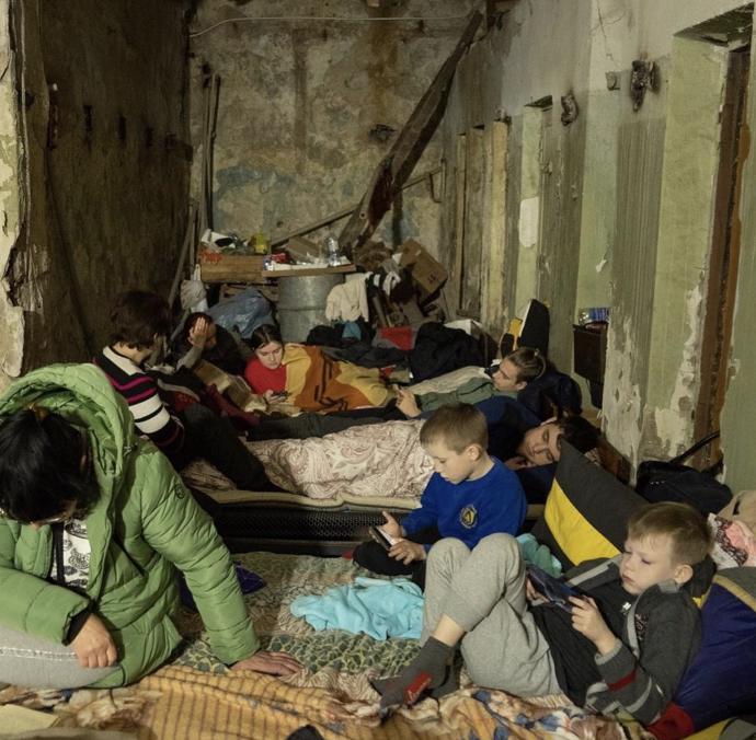 FOTO: Děti spí ve sklepech a krytech. – stránka 1450