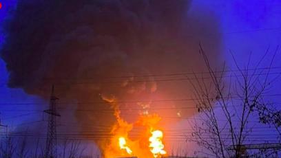 FOTO: Ukrajinci zaútočili na sklad nafty v blízkosti města Bělgorod.