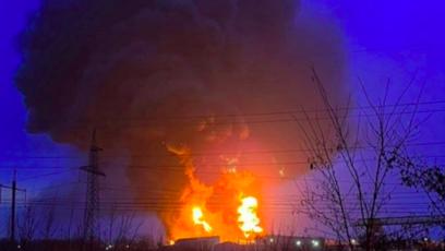 FOTO: Ukrajinci zaútočili na sklad nafty v blízkosti města Bělgorod.