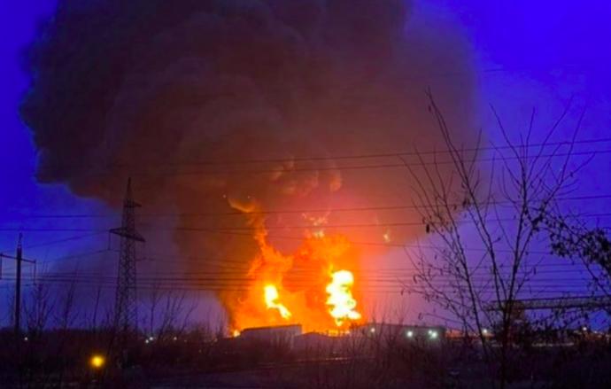 FOTO: Ukrajinci zaútočili na sklad nafty v blízkosti města Bělgorod. – stránka 1216