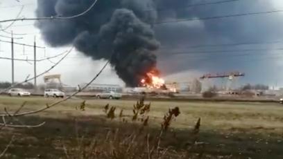 FOTO: Ukrajinci zaútočili na sklad nafty v blízkosti města Bělgorod.