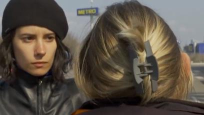 FOTO: Žena, kterou 12 hodin znásilňovali ruští vojáci, promluvila zády ke kameře.