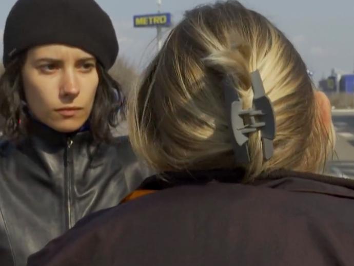 FOTO: Žena, kterou 12 hodin znásilňovali ruští vojáci, promluvila zády ke kameře. – stránka 1099