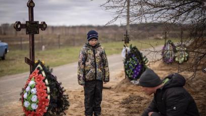FOTO: Desetiletý Vova šel na pohřeb vlastní maminky.