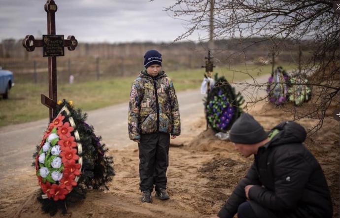 FOTO: Desetiletý Vova šel na pohřeb vlastní maminky. – stránka 1028