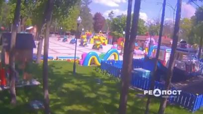 FOTO: Dětským hřištěm v Charkově otřásl výbuch.