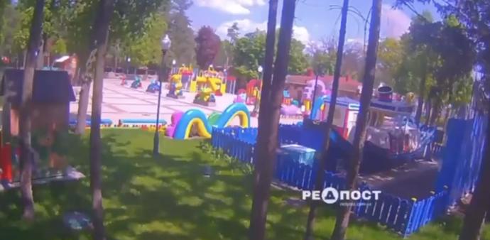 FOTO: Dětským hřištěm v Charkově otřásl výbuch. – stránka 1002