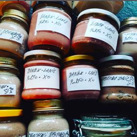 K ulovenému zvířeti je potřeba mít úctu a využít z něj co nejvíce masa. Herec dokonce sám vytváří různé pochutiny. 