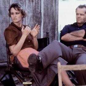 Film režíroval Bob Rafelson, který ve věku 89 let zemřel.