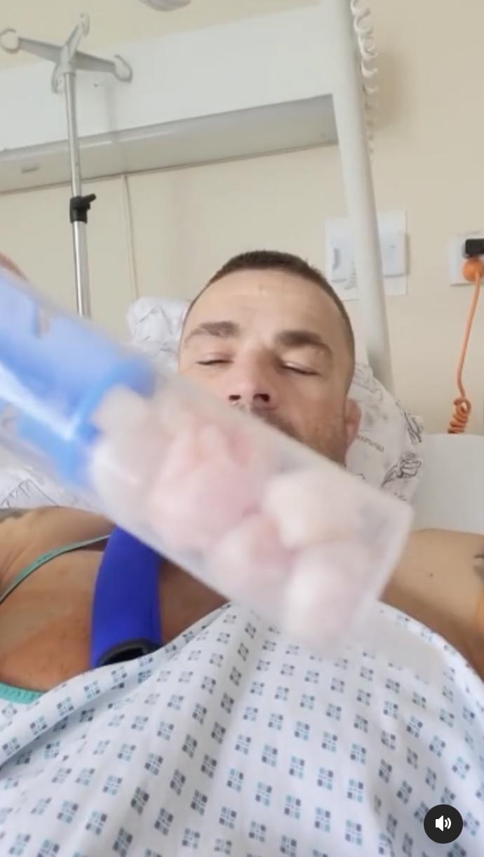 FOTO: Karlos Vémola v nemocnici po operaci lokte. – stránka 1853