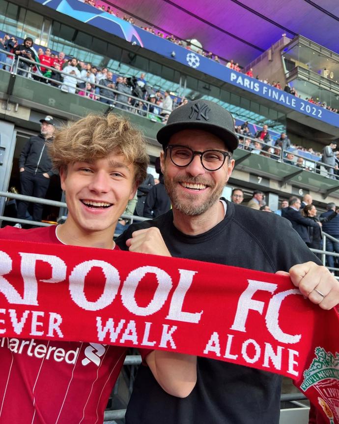 FOTO: Jakub se svým slavným tatínkem Leošem. – stránka 18