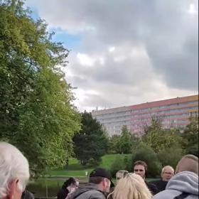 Přítomní policisté v civilu ženu okamžitě zpacifikovali a z místa odvedli pryč. 