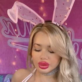 Dolly Smith má mnoho plastik a výplní.