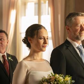 Nová komedie Jiřího Vejdělka, snímek Bezva zuby na zásnuby. 