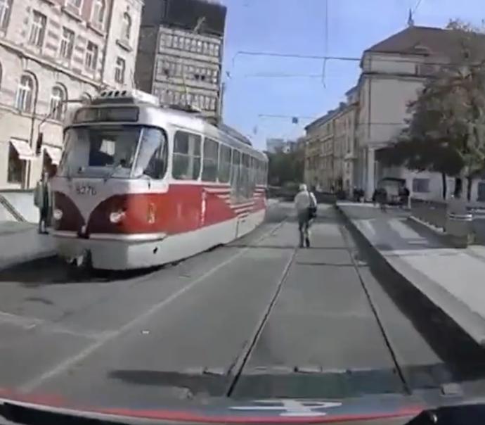 FOTO: Agresivní chodec v centru Prahy. – stránka 1240