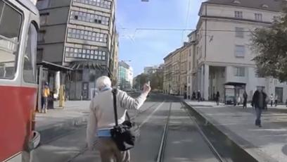 FOTO: Agresivní chodec v Praze.