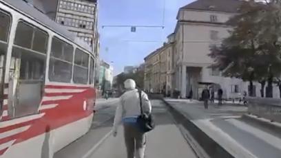 FOTO: Chodec nechtěl uhnout projíždějící sanitce.