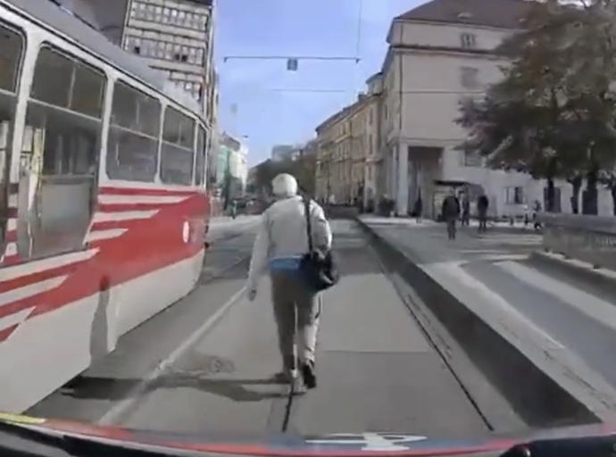 FOTO: Chodec nechtěl uhnout projíždějící sanitce. – stránka 1242
