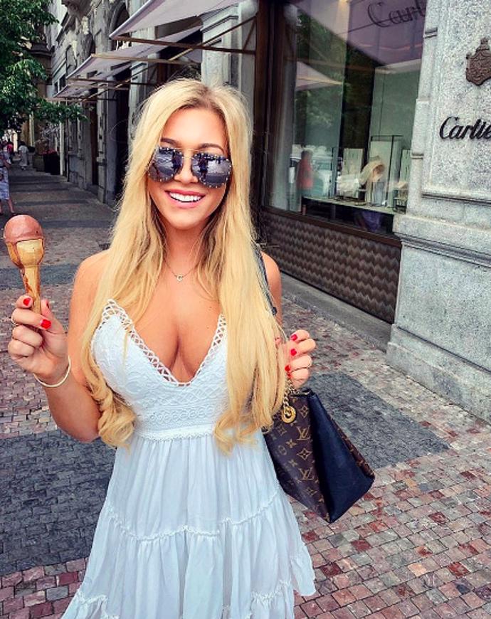 FOTO: Nejhlubší výstřihy Dominiky Myslivcové – stránka 422