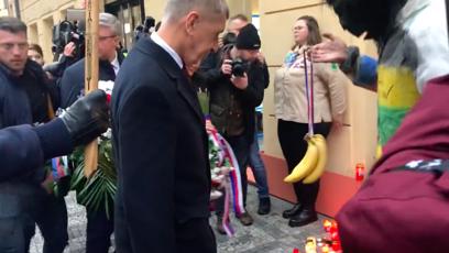 FOTO: Andrej Babiš dorazil zapálit svíčky po třech letech za světla. Na Národní třídě na něj čekal muž převlečený za opici, kandidátovi na prezidenta nabízel banány