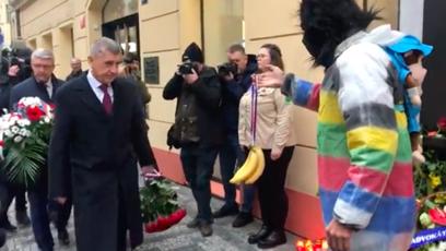 FOTO: Na Andreje Babiše čekal na Národní třídě muž převlečený za opici