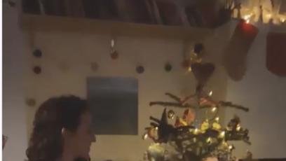 FOTO: Agáta Hanychová se stromečkem.