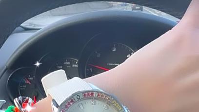 FOTO: Hodinky, které měla pod stromečkem dály více než 300 tisíc korun.