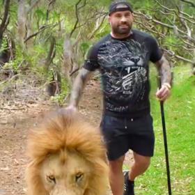 Karlos je milovník divokých šelem.