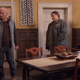 Pepík chce na Alberta dokonce vylít kybl se sloním trusem.