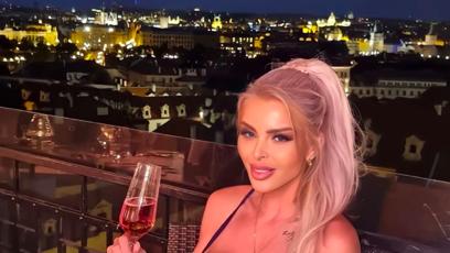 FOTO: Lela vždy dávala na odiv svá umělá prsa. Hlubokým výstřihům je ale nyní konec.