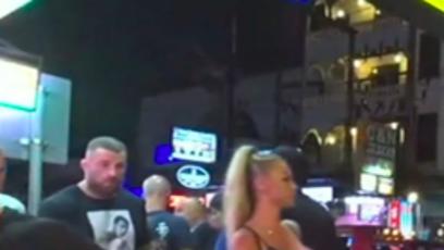 FOTO: Karlos Vémola byl v Thajsku spatřen s vytěsněnou blondýnkou. O manželku Lelu se však nejedná