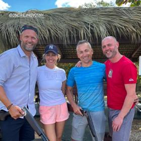 Volný čas, kdy neprobíhá natáčení, si snaží vychutnat plnými doušky. 